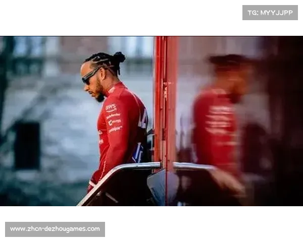 汉密尔顿父亲赛道拥抱新秀，暖心举动鼓舞哈贾尔